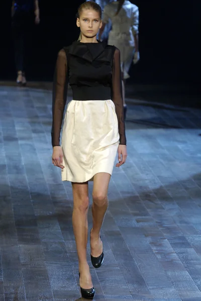 Look 16